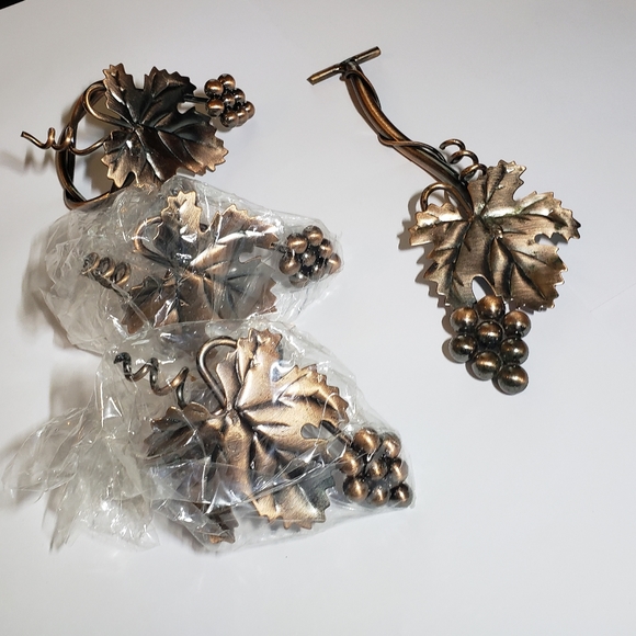 Napkin holder w/weighted pivoted arm & 3 Napkin Rings - Picture 9 of 9